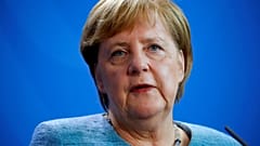 Merkel se repliega en su política migratoria para salvar su gobierno