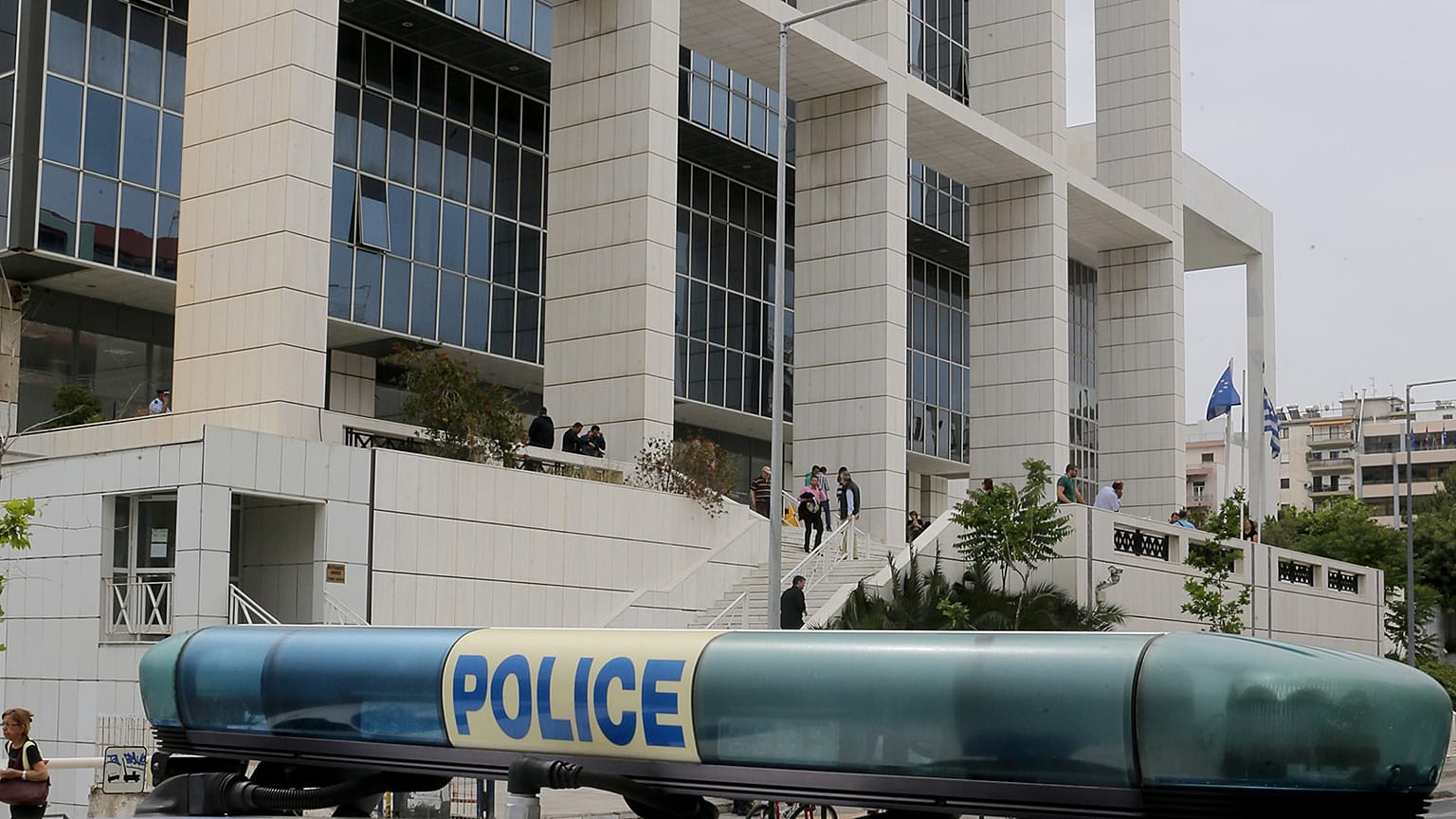 Επίθεση αντιεξουσιαστών στο Εφετείο – Τέσσερις αστυνομικοί τραυματίες