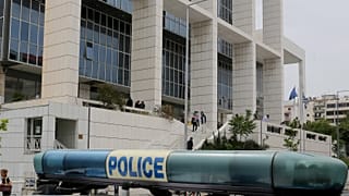 Επίθεση αντιεξουσιαστών στο Εφετείο – Τέσσερις αστυνομικοί τραυματίες