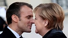 Una anciana confunde a Merkel con la mujer de Macron: "Soy la canciller de Alemania"