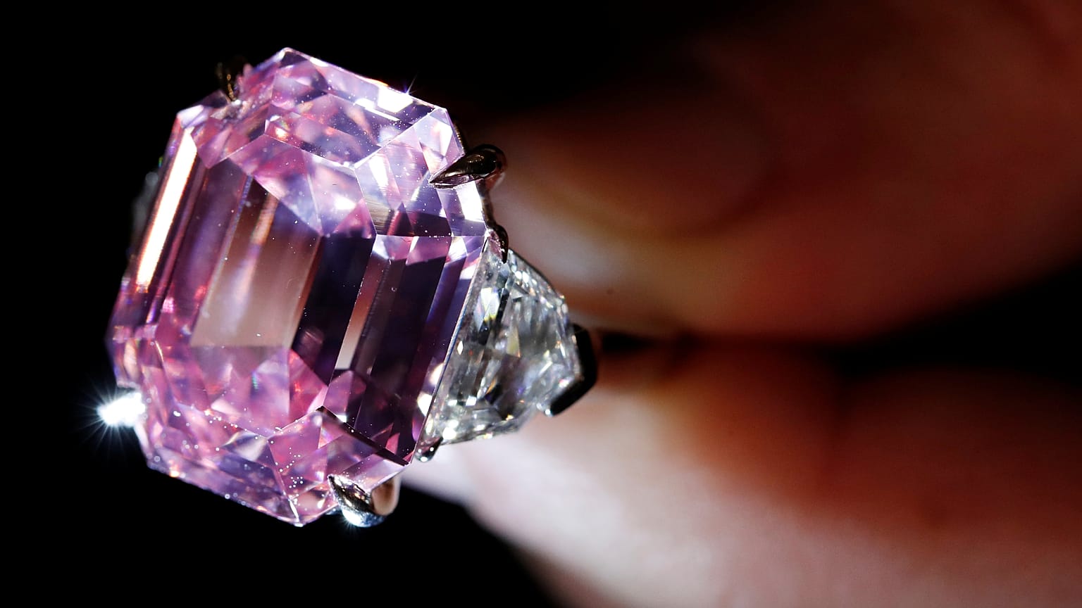 19 karatlık 'benzersiz' pembe elmas müzayedede rekor bekliyor