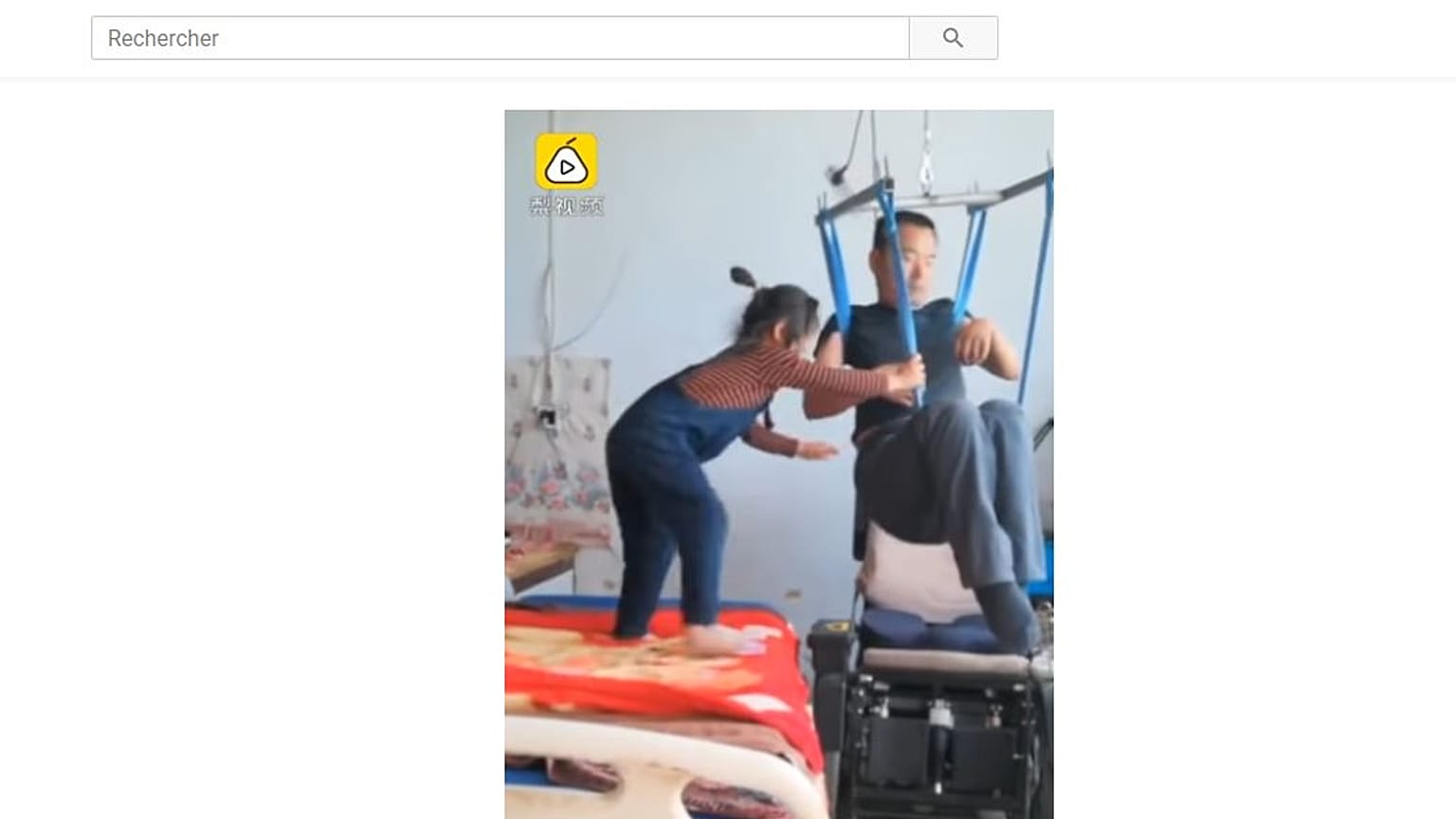 Una niña china de 6 años cuida de su padre parapléjico