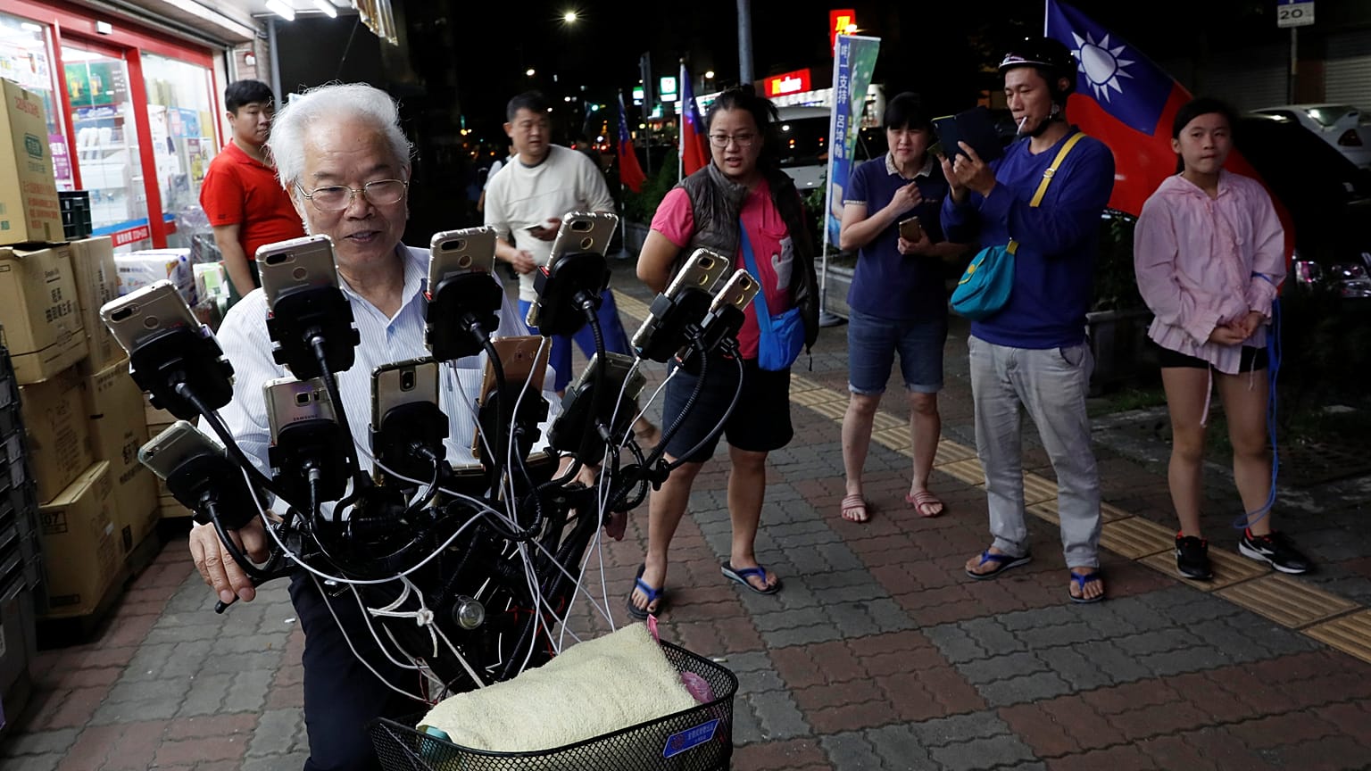 This is how he rolls: A crowd gathers to watch Chen San-yuan play