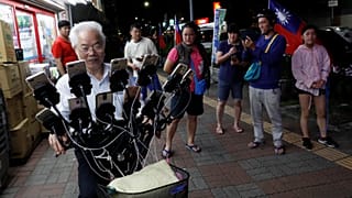This is how he rolls: A crowd gathers to watch Chen San-yuan play