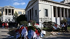 Eπιχείρησαν να απλώσουν τη ναζιστική σημαία έξω από το Πολυτεχνείο 