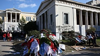 Eπιχείρησαν να απλώσουν τη ναζιστική σημαία έξω από το Πολυτεχνείο 