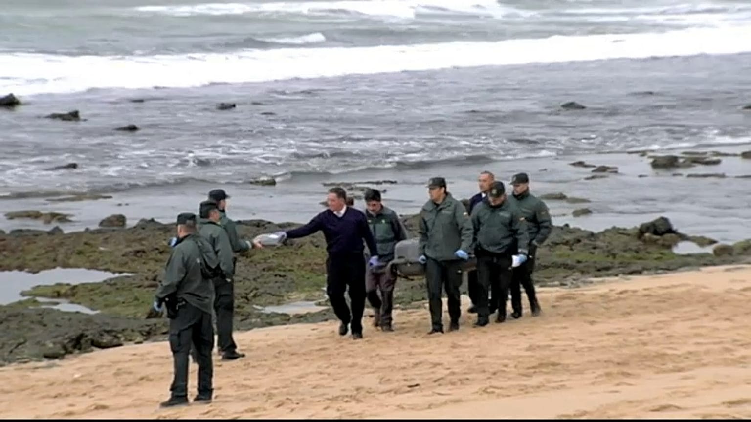 La Guardia Civil recupera uno de los cadáveres de los inmigrantes. 