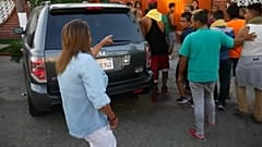 Una vecina de Tijuana señala a los migrantes de la caravana LGTB. 