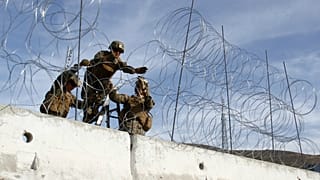   کاروان پناهجویان؛ آمریکا در مرز مکزیک سیم خاردار کشید