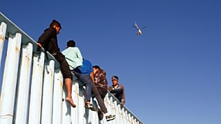 En la valla de Tijuana, soñando con entrar en EE.UU.