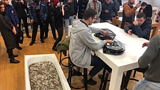 Блогеры принесли в магазин монеты в ванне и купили iPhone