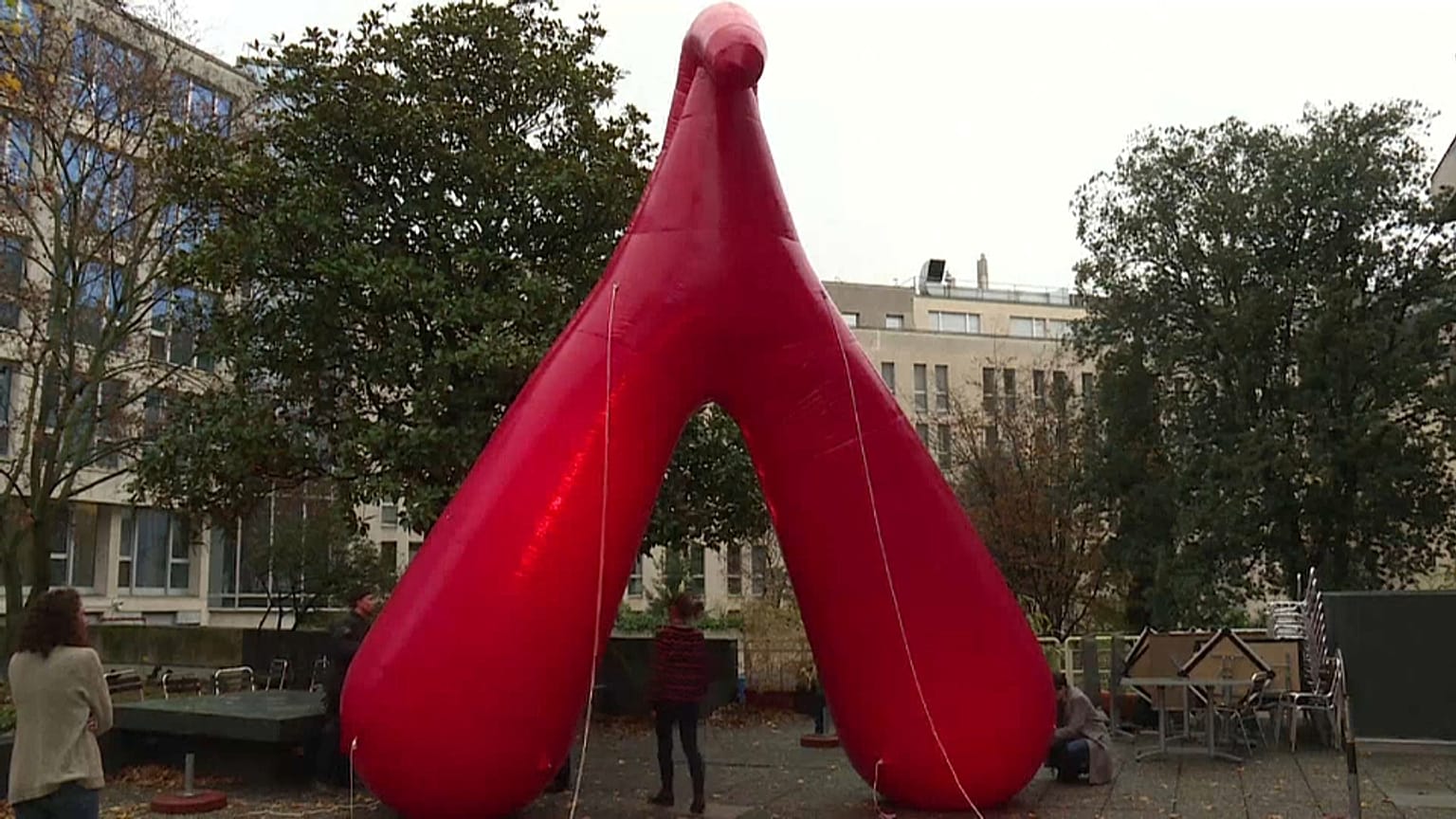 Un "cli-cli" gonflable ouvre le très féministe festival "Les Créatives" 