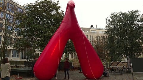 Un "cli-cli" gonflable ouvre le très féministe festival "Les Créatives" 