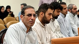 وحيد مظلومين (أقصى اليسار)