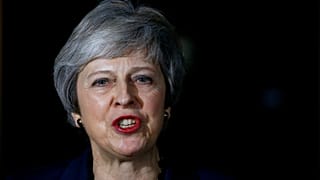 Theresa May procura apoio de Emmanuel Macron para os planos de Chequers