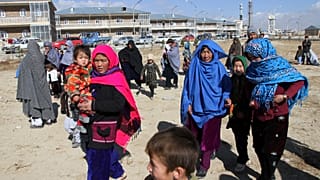 آلاف يهربون بعد هجوم طالبان على منطقتين في أفغانستان