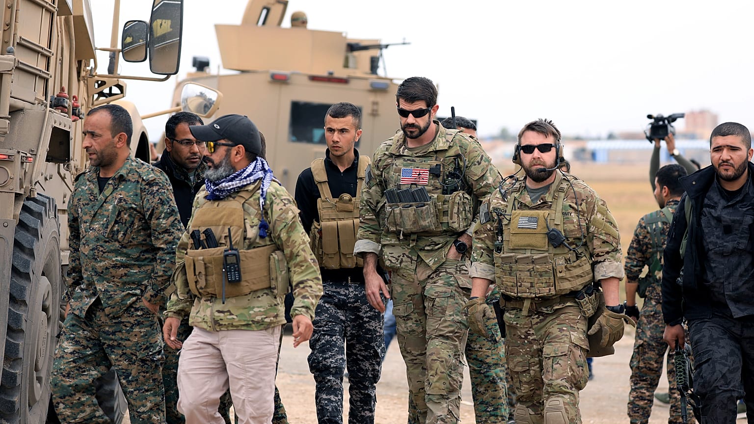 صورة أرشيفية لأفراد من قوات سوريا الديمقراطية وجنود أمريكيون في سوريا