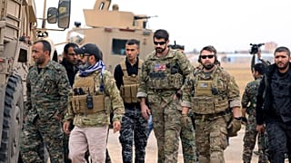 صورة أرشيفية لأفراد من قوات سوريا الديمقراطية وجنود أمريكيون في سوريا