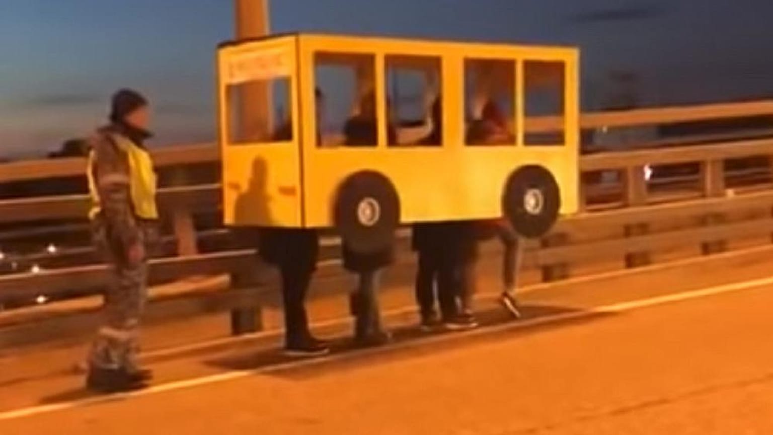 Busznak öltözve indult el négy ember egy csak járműveknek való hídon