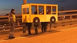 Busznak öltözve indult el négy ember egy csak járműveknek való hídon