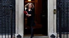 Regierungskrise in Großbritannien: Mehrere Minister treten zurück