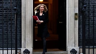 Regierungskrise in Großbritannien: Mehrere Minister treten zurück