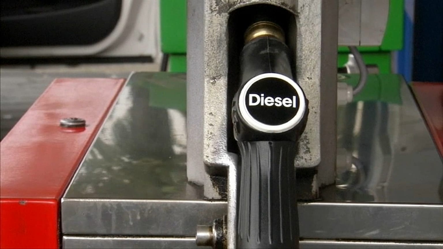 Schweiz gibt Treibstoff aus Pflichtlagern frei