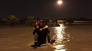 عودة الملاحة الجوية بمطار الكويت بعد فيضانات عارمة وأمطار غزيرة