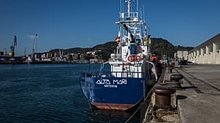 El Aita Mari continua amarrado en el puerto de Pasajes.