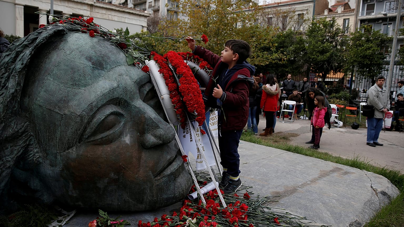 Πολυτεχνείο: Πολίτες τιμούν την εξέγερση των φοιτητών - 5000 αστυνομικοί στους δρόμους 