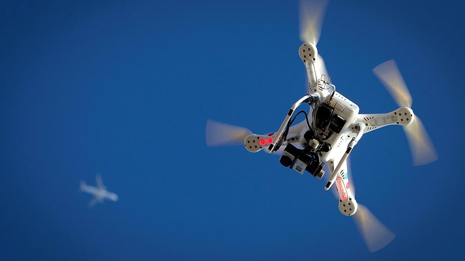 Drone uçağa 20 metre kadar yaklaştı