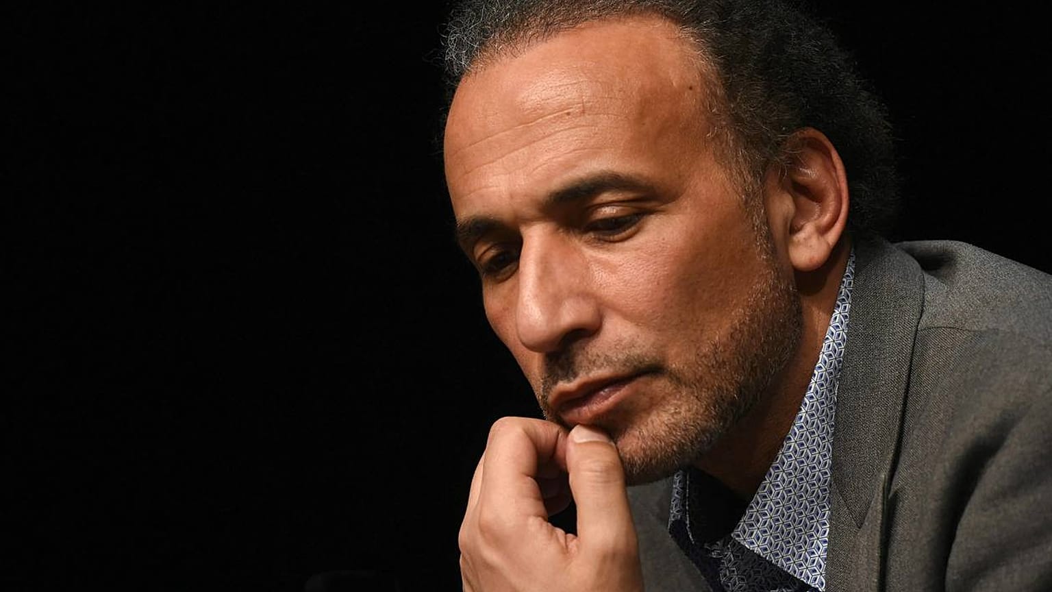Tariq Ramadan em liberdade com termo e residência 