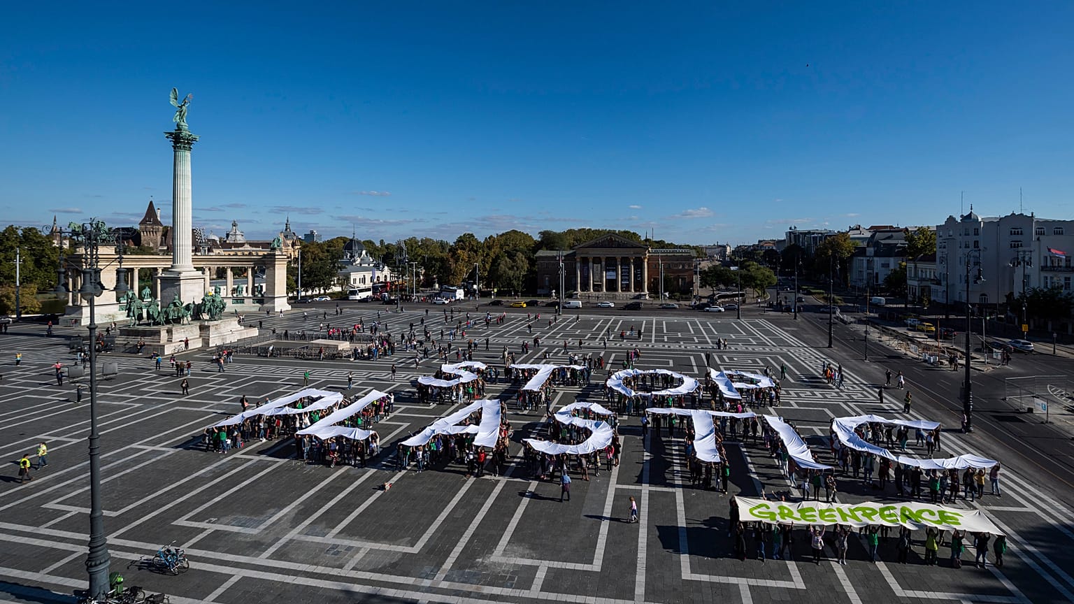 „Stop plastic” felirat a Greenpeace Magyarország budapesti demonstrációján
