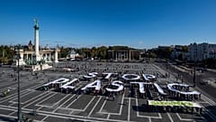 „Stop plastic” felirat a Greenpeace Magyarország budapesti demonstrációján