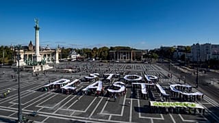 „Stop plastic” felirat a Greenpeace Magyarország budapesti demonstrációján