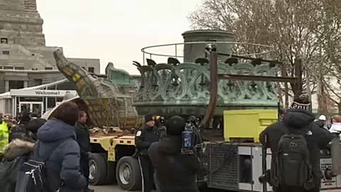Kiköltözik a talapzatból a Szabadság-szobor eredeti fáklyája