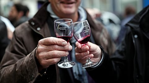 Homenaje a las víctimas de los atentados de París, Papá Noel en Alemania y 'Beaujolais Nouveau'