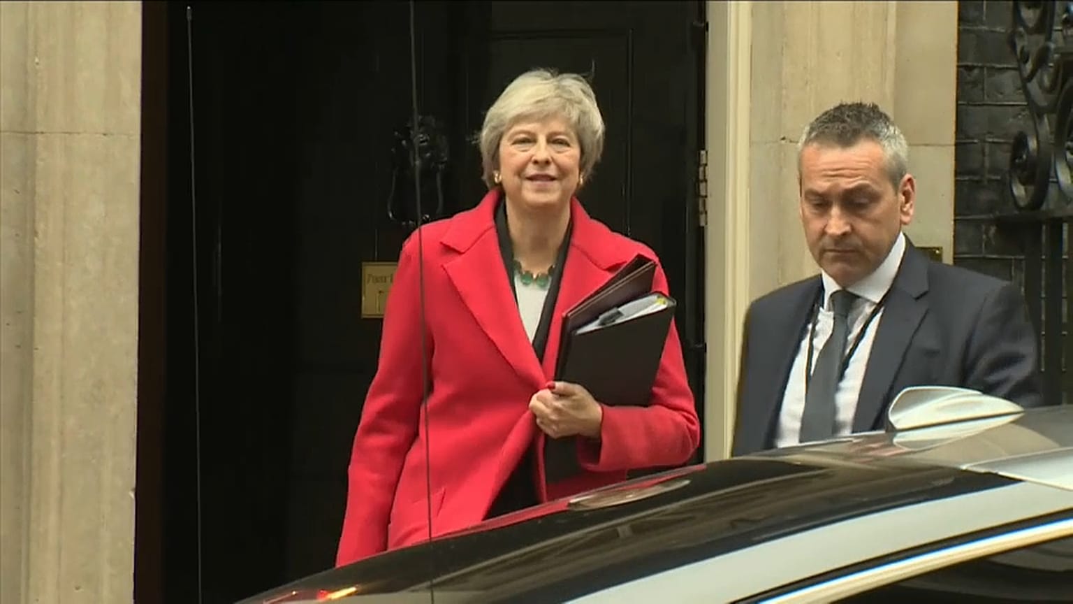 R.Unido: May, tocada en la línea de flotación por "fuego amigo"