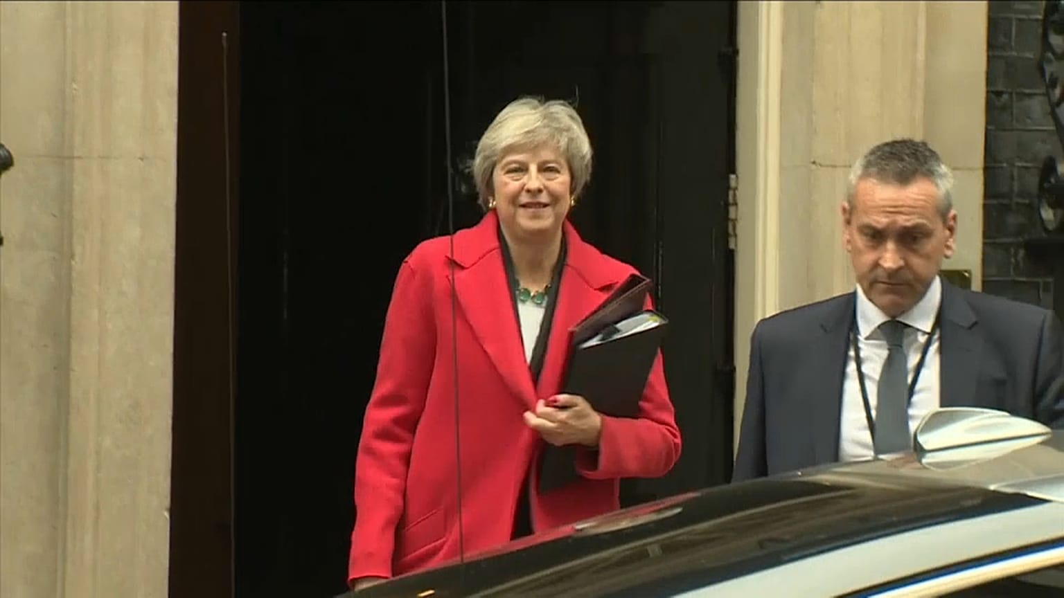 Contestários buscam moção de censura a Theresa May