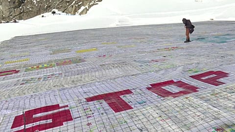 Un collage de récord protesta en los Alpes contra el cambio climático