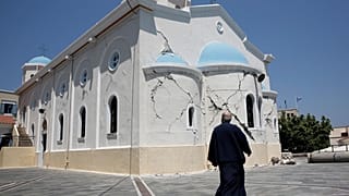Yunan din adamları memur statüsünde ısrarlı