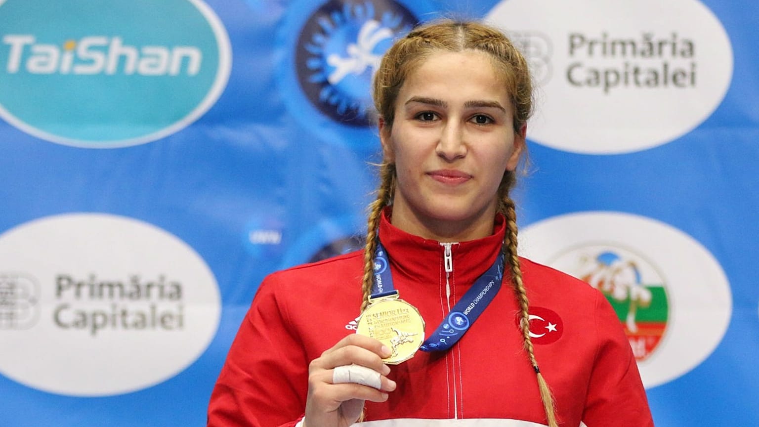 Buse Tosun rakiplerine puan vermeden güreşte Dünya Şampiyonu oldu