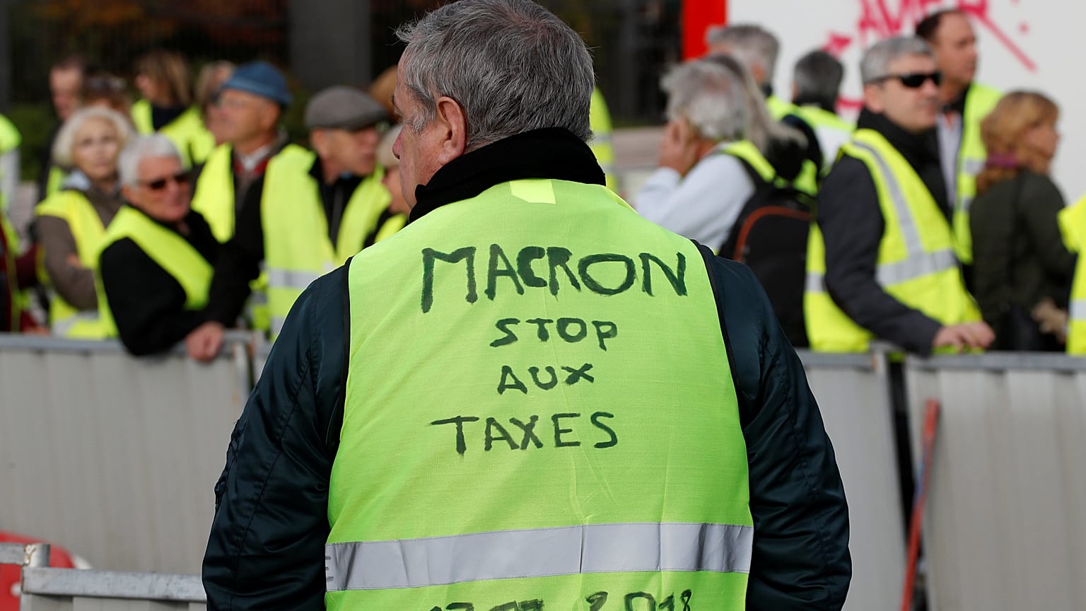 Un mort et 16 blessés dans des manifestations de "gilets jaunes" 