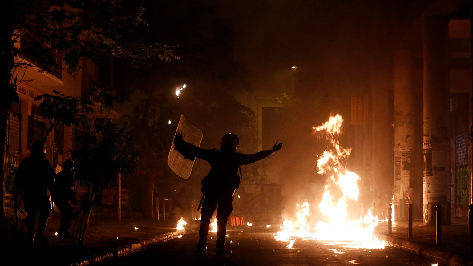 Συλλήψεις μετά τα σοβαρά επεισόδια στο Πολυτεχνείο