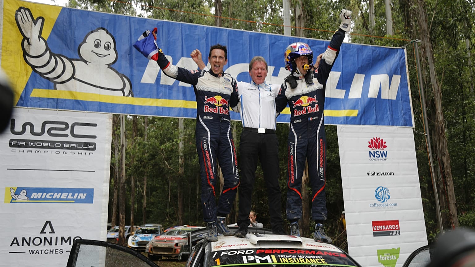 O dono da equipa celebra ladeado por Julien Ingrassa e Sebastien Ogier