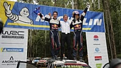 O dono da equipa celebra ladeado por Julien Ingrassa e Sebastien Ogier