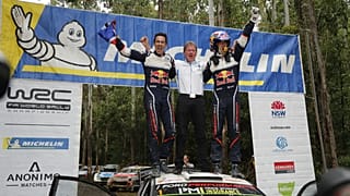 O dono da equipa celebra ladeado por Julien Ingrassa e Sebastien Ogier