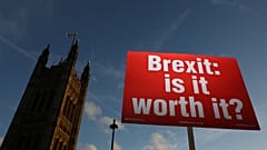 Ein Plakat: "Brexit: is it worth it?" in London