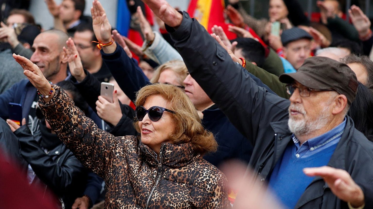 3 FEMEN gegen Franco-Anhänger