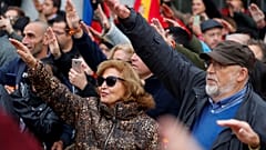 3 FEMEN gegen Franco-Anhänger